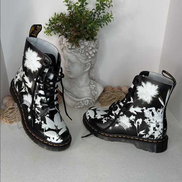 Dr. Martens 1460 Pascal Printed Leather Women's Ankle Boots Sz 6 - Picture 2 of 11